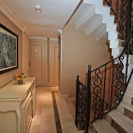 Hotel Raymond Old 4*