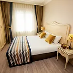 Raymond Old Otel